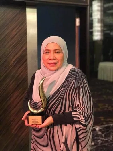 Munirah Mohammad with her National Real Estate Awards trophy in 2017